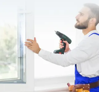 Створка окна повисла на одной петле — что делать? - фото