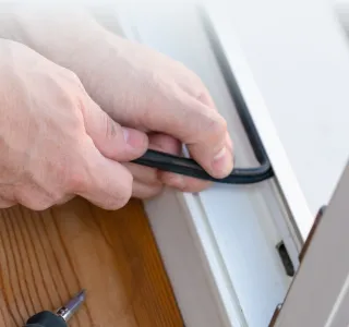 Уплотнители для окон: основные типы и как выбрать нужный - фото